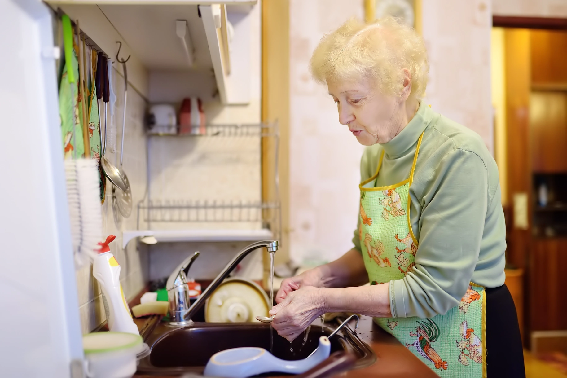 Homemaker Services Plano TX elderly woman struggles with dishes
